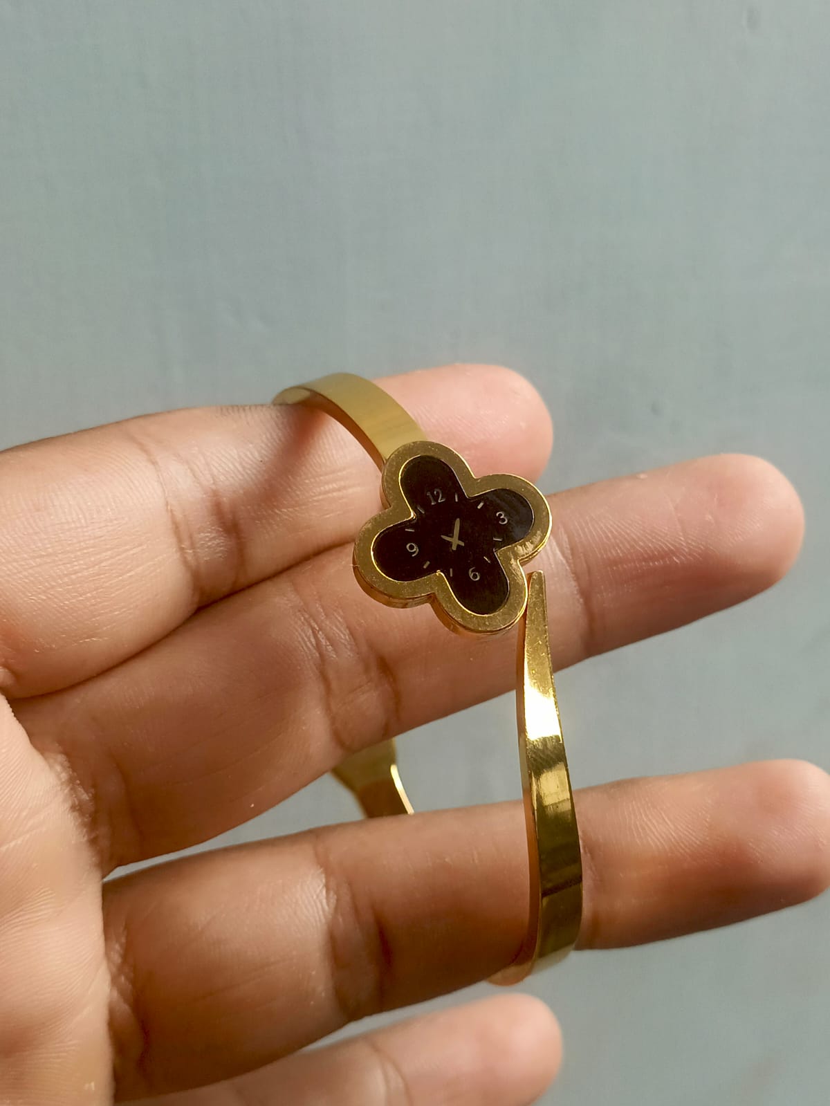 Luxury Gold Clover Bangle Watch with Onyx Black Dial